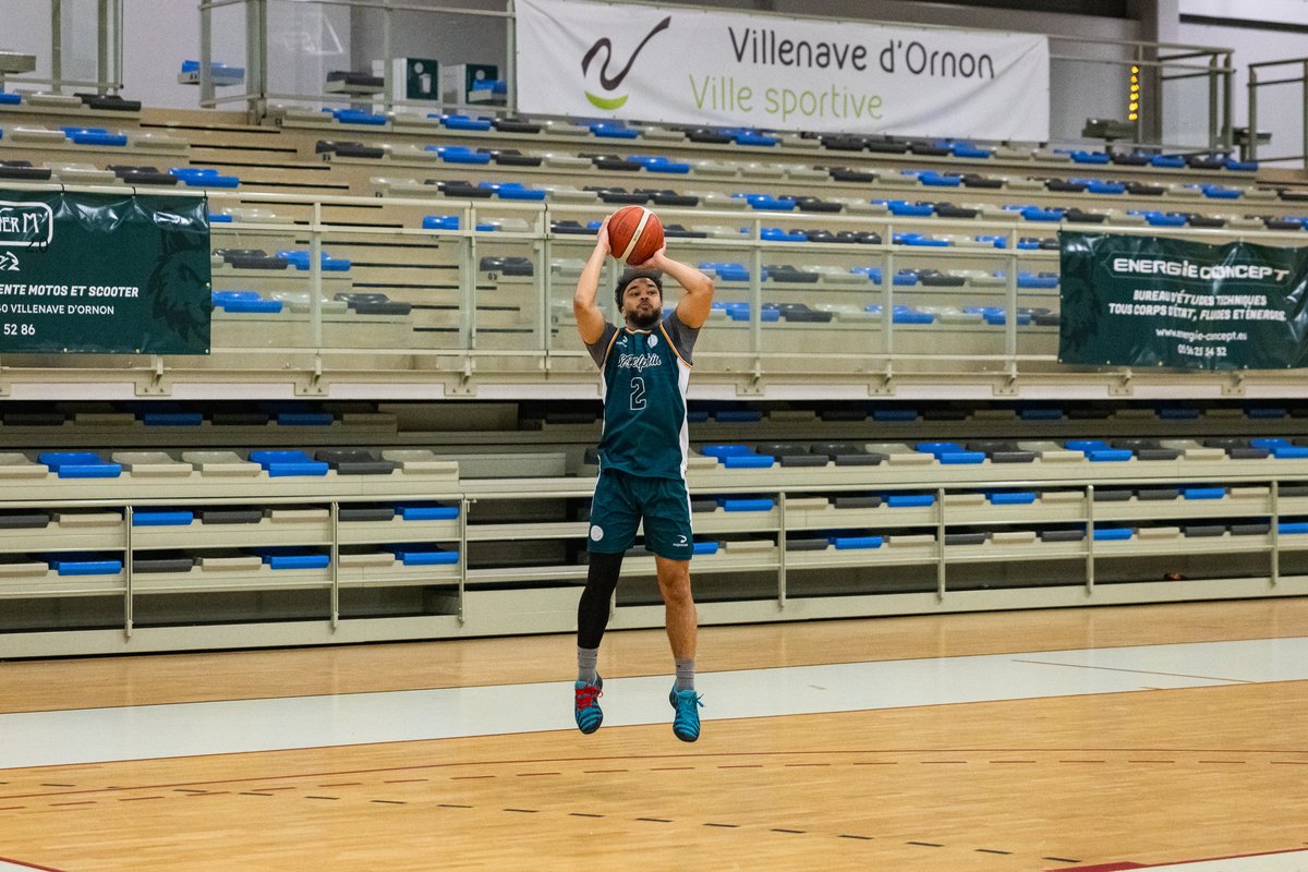 Chris Ona Embo en suspension, seul dans une salle vide