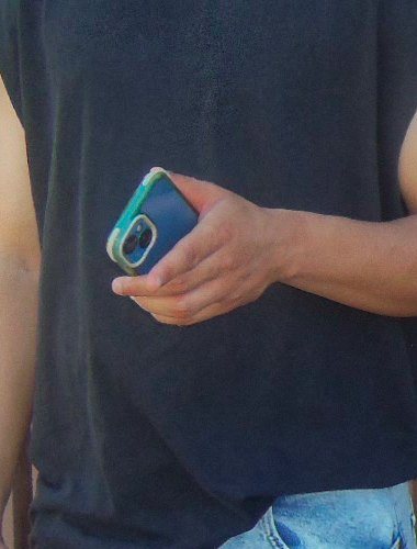 Chris, téléphone en main
