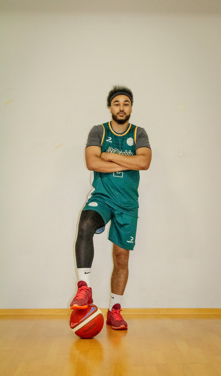 Chris Ona Embo, en tenue de basket, ballon sous le pied