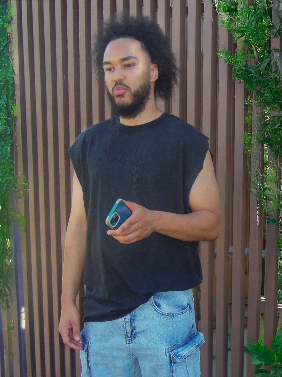 Chris Ona Embo au téléphone avec un client
